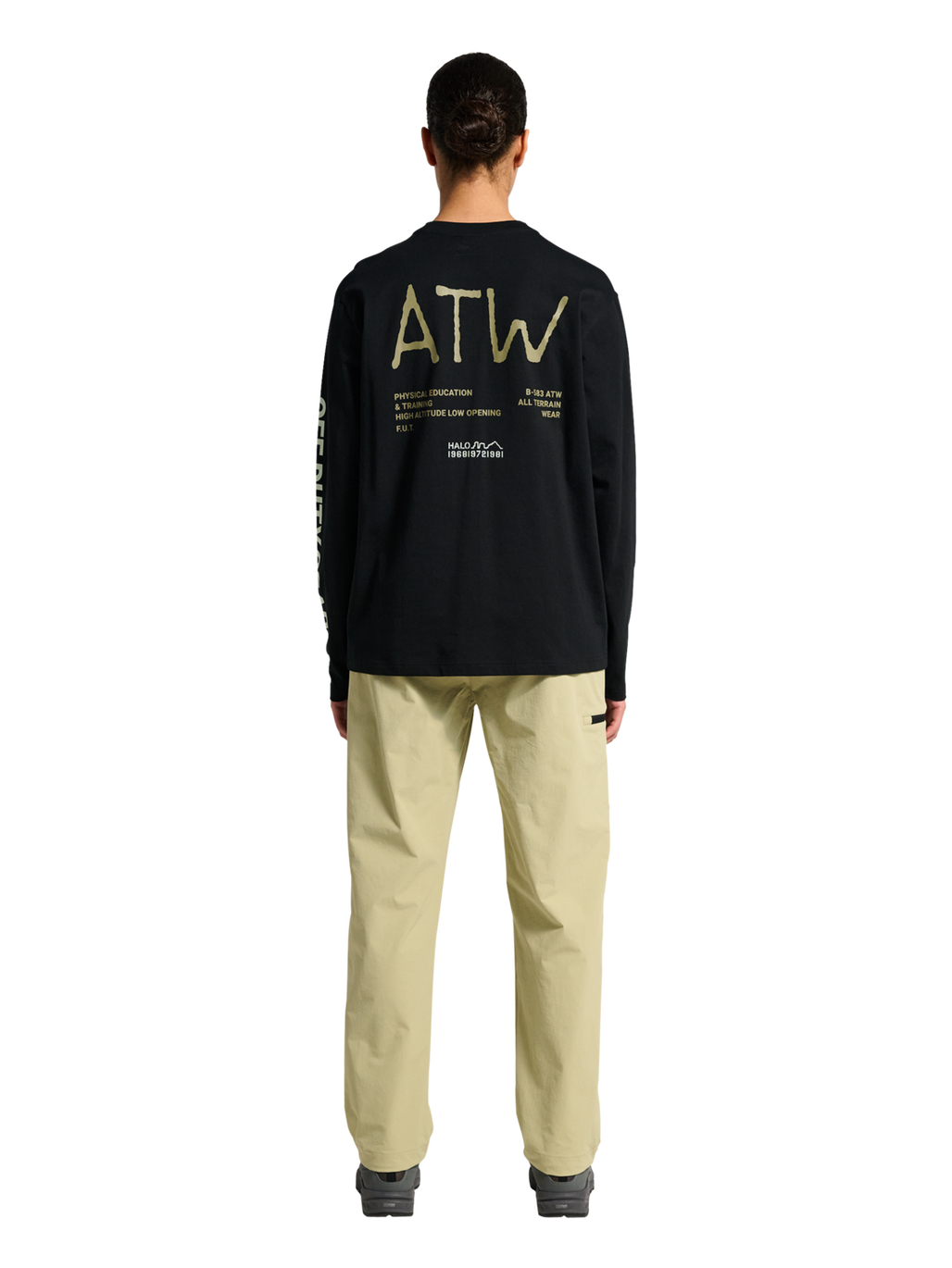 HALO GRAPHIC LS T-SHIRT, BLACK, model