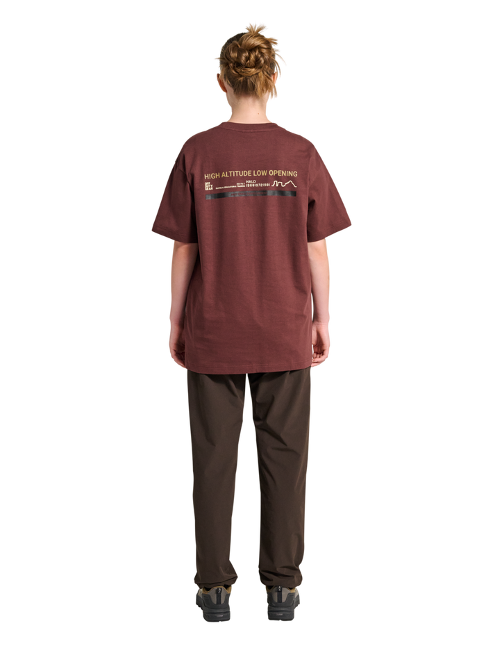 HALO GRAPHIC T-SHIRT, BITTER CHOCOLATE/BITTERCHOCOLA, model