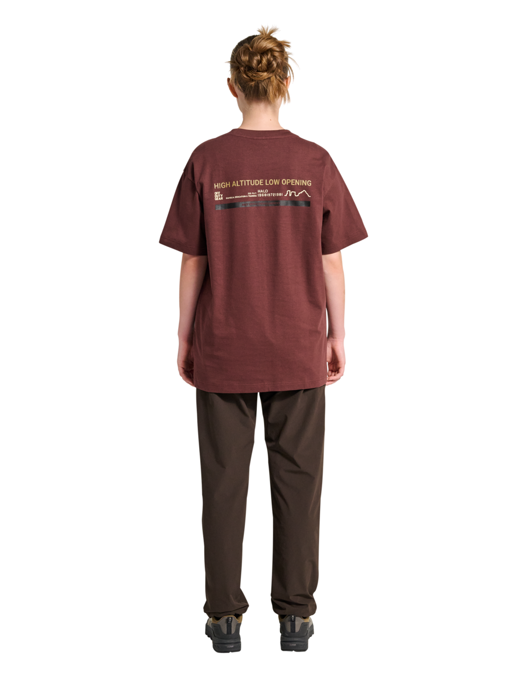 HALO GRAPHIC T-SHIRT, BITTER CHOCOLATE/BITTERCHOCOLA, model