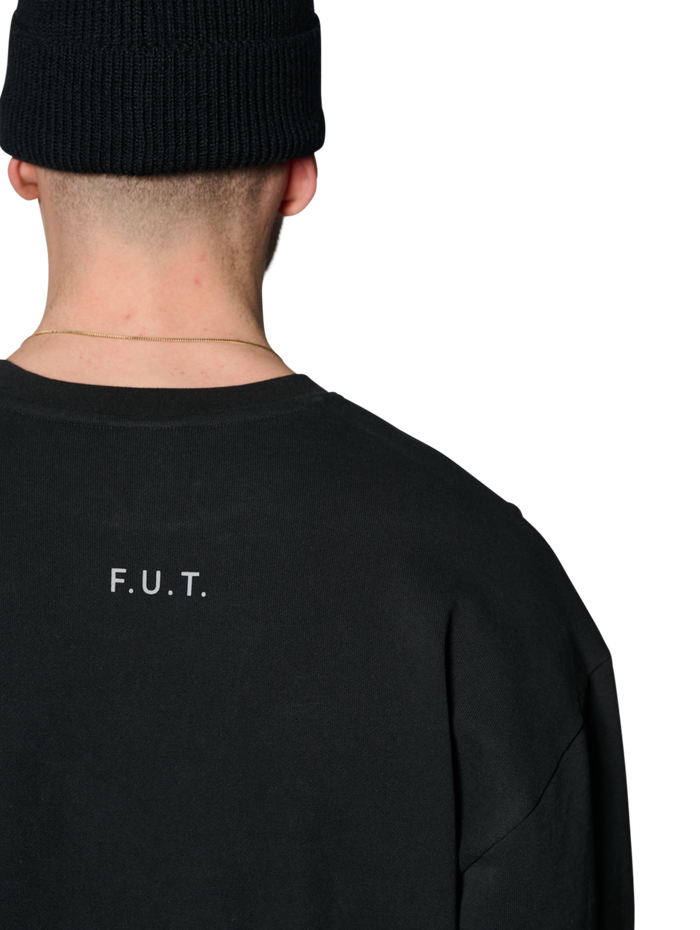 HALO ESSENTIAL CREW, BLACK, model
