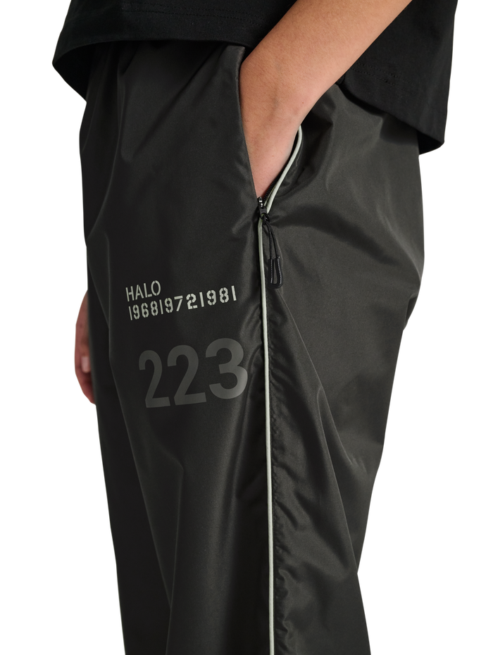 HALO STEEL TRACKSUIT PANTS, RAVEN, model