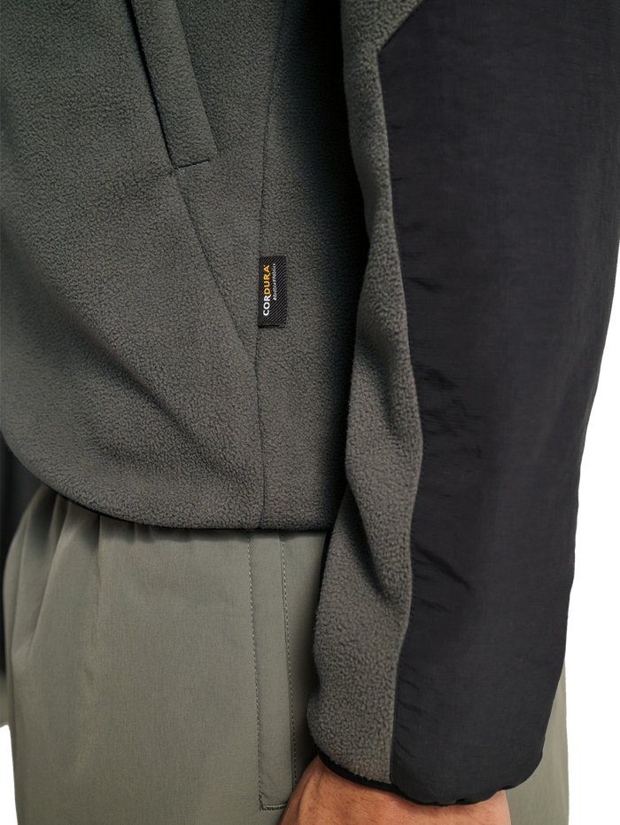 HALO BLOCKED ZIP FLEECE, GUNMETAL, model