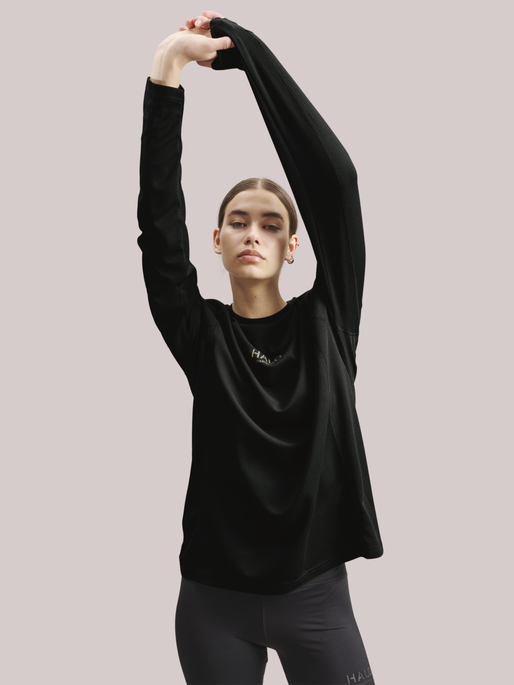 HALO SORONA TRAINING L/S T-SHIRT, BLACK, model