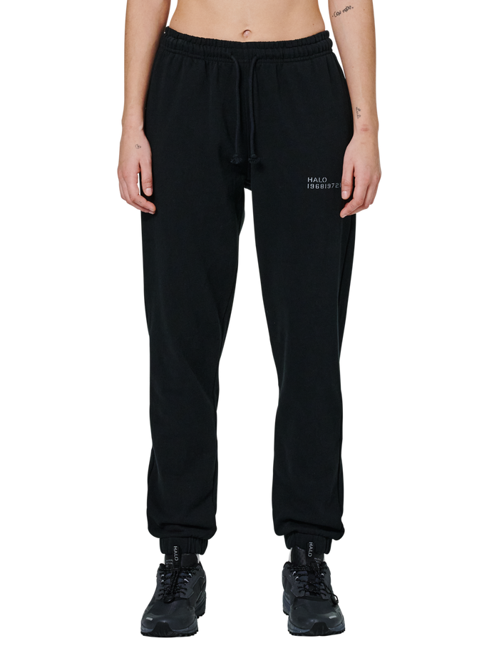 HALO ESSENTIAL SWEATPANTS, BLACK, model