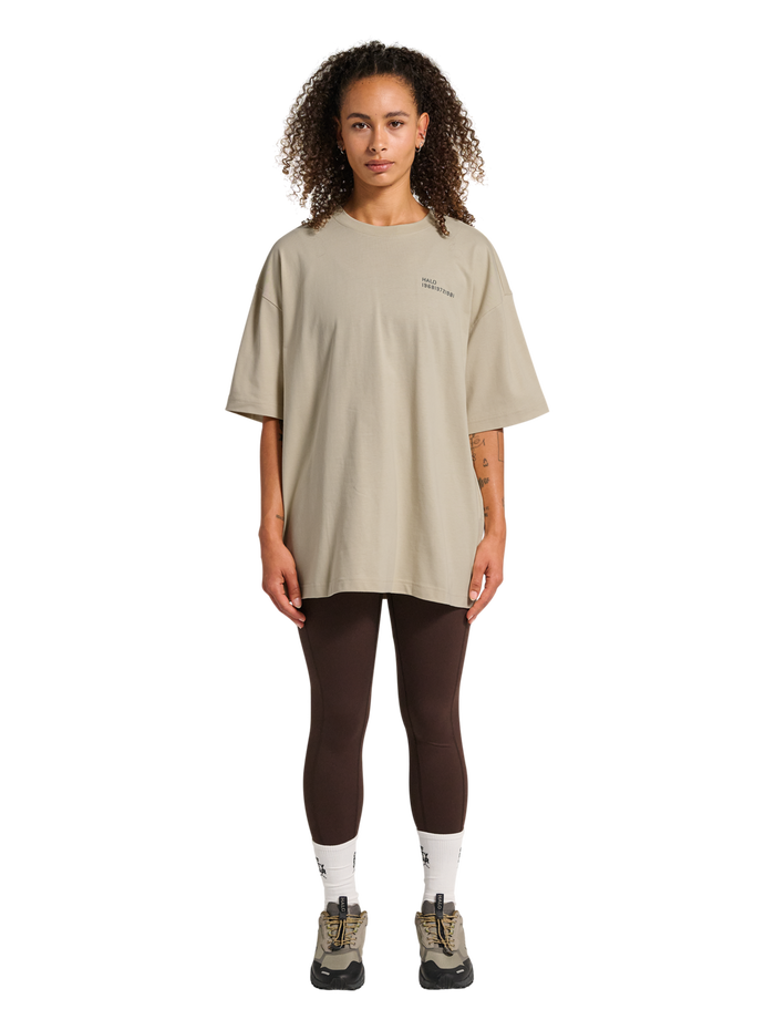 HALO GRAPHIC BOXY T-SHIRT, OYSTER GRAY/ASPHALT, model