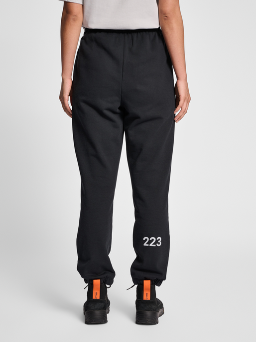 HALO GRAPHIC SWEATPANTS, BLACK, model