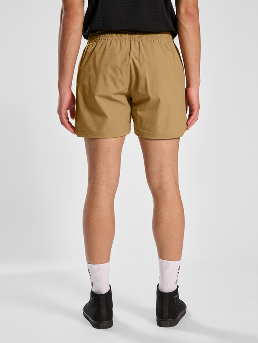 HALO SHORT, TOBACCO BROWN, model