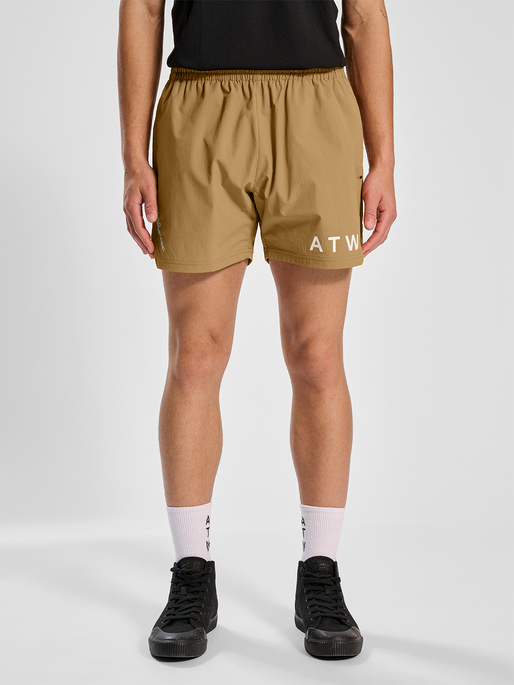 HALO SHORT, TOBACCO BROWN, model