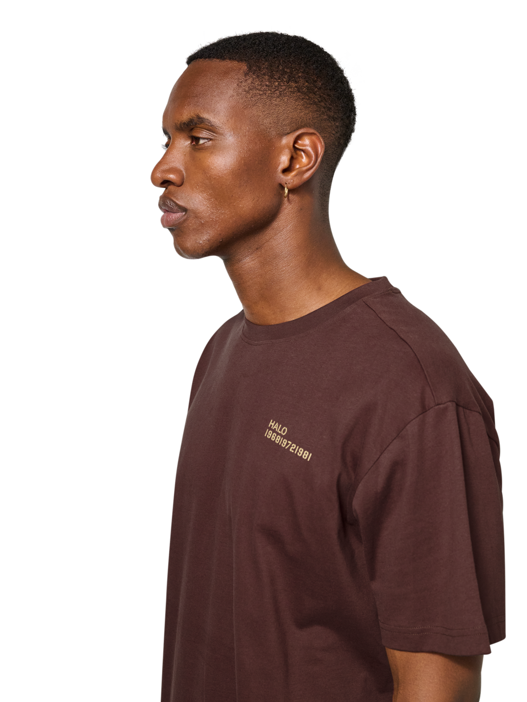 HALO PATCH GRAPHIC T-SHIRT, BITTER CHOCOLATE, model