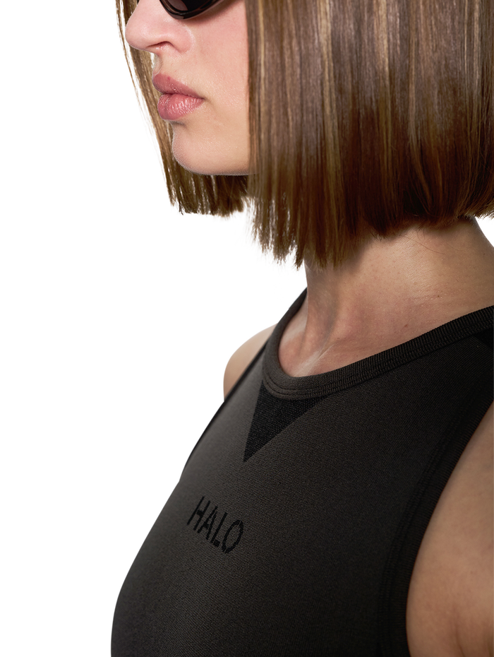 HALO WOMENS SEAMLESS TOP, BLACK, model