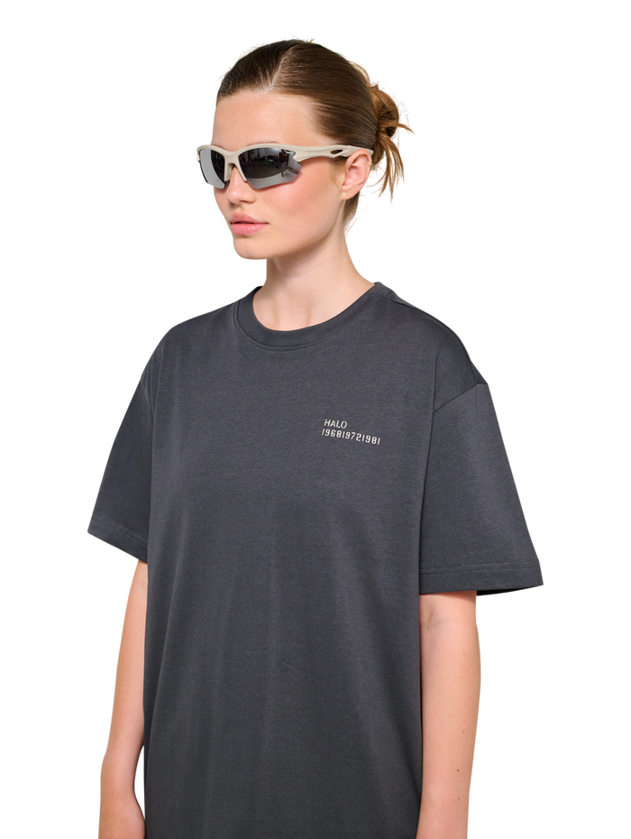 HALO GRAPHIC T-SHIRT, ASPHALT/ASPHALT, model