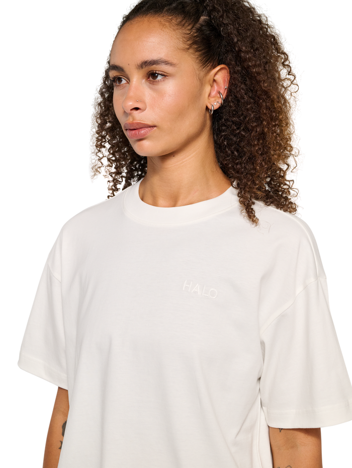 HALO WOMEN LOGO T-SHIRT, MARSHMALLOW, model