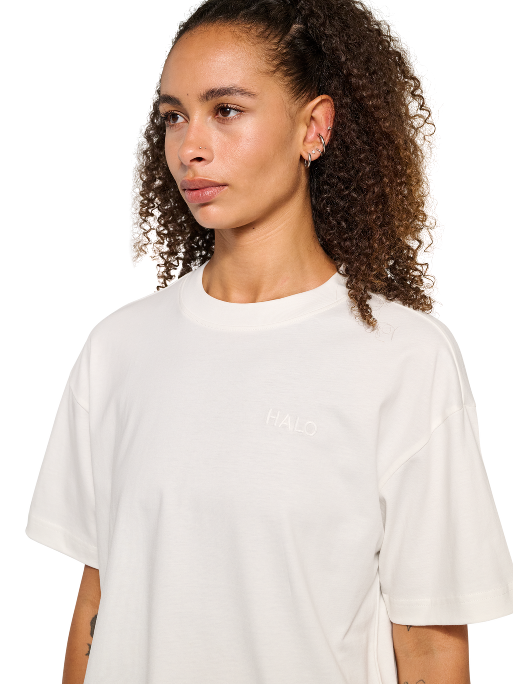HALO WOMEN LOGO T-SHIRT, MARSHMALLOW, model