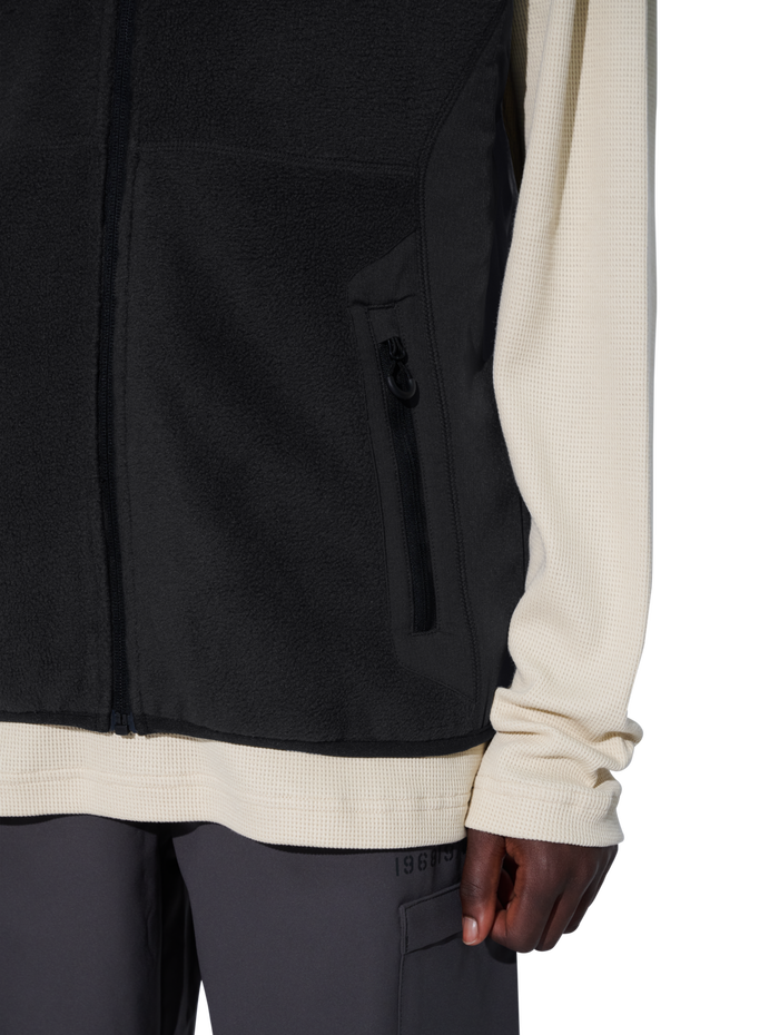 HALO ATW TEDDY FLEECE VEST, BLACK, model