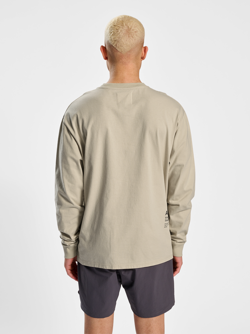 HALO HEAVY GRAPHIC T-SHIRT L/S, OYSTER GRAY, model
