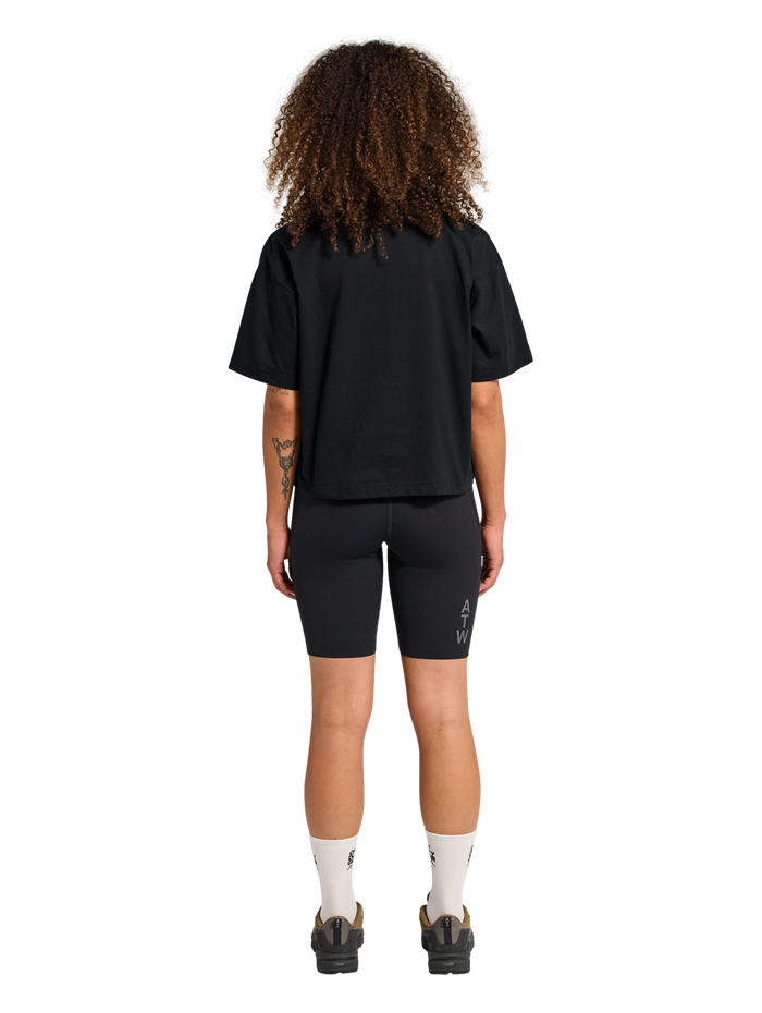 HALO WOMEN LOGO T-SHIRT, BLACK, model