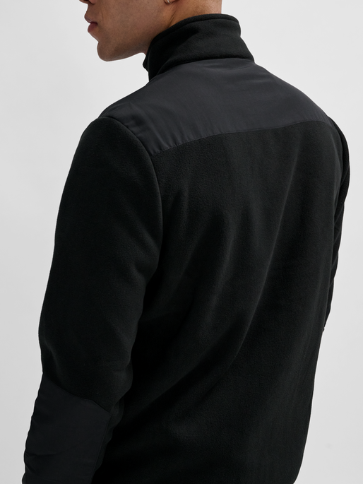 HALO BLOCKED ZIP FLEECE, BLACK, model