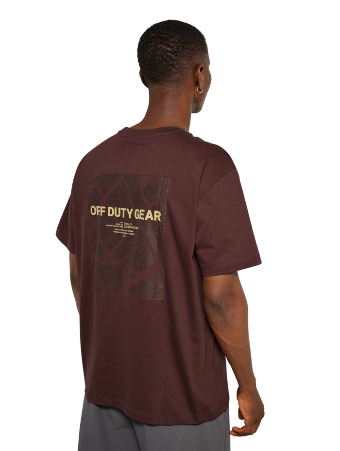 HALO PATCH GRAPHIC T-SHIRT, BITTER CHOCOLATE, model