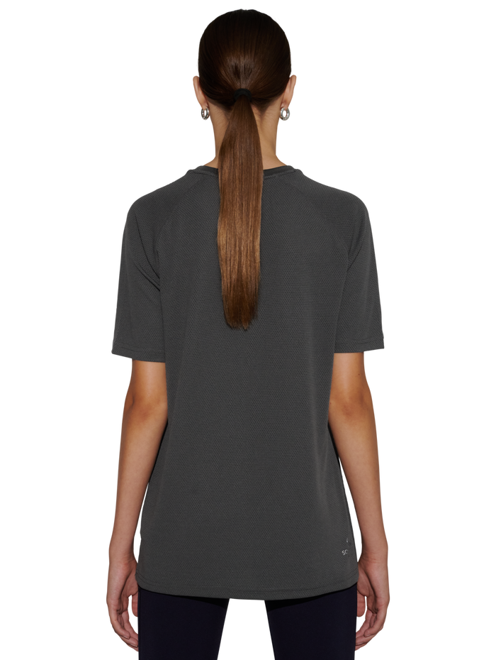 HALO SORONA T-SHIRT, RAVEN, model