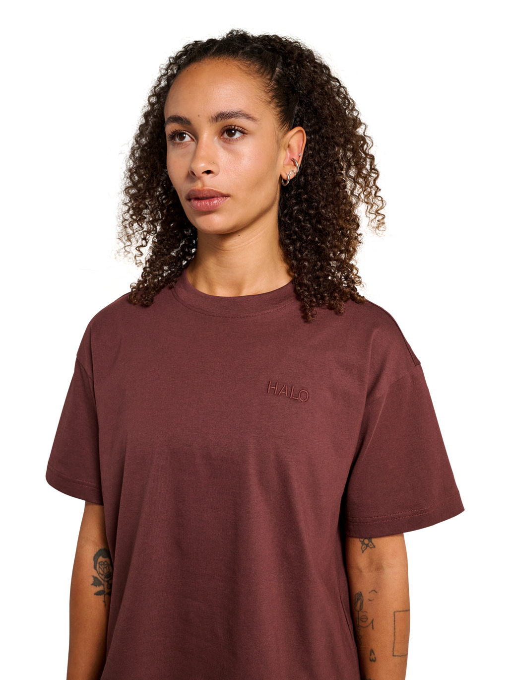 HALO WOMEN LOGO T-SHIRT, BITTER CHOCOLATE, model