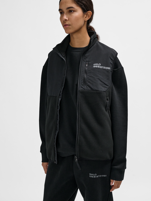 HALO BLOCKED FLEECE VEST, BLACK, model