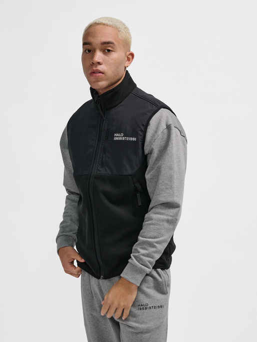 HALO BLOCKED FLEECE VEST, BLACK, model