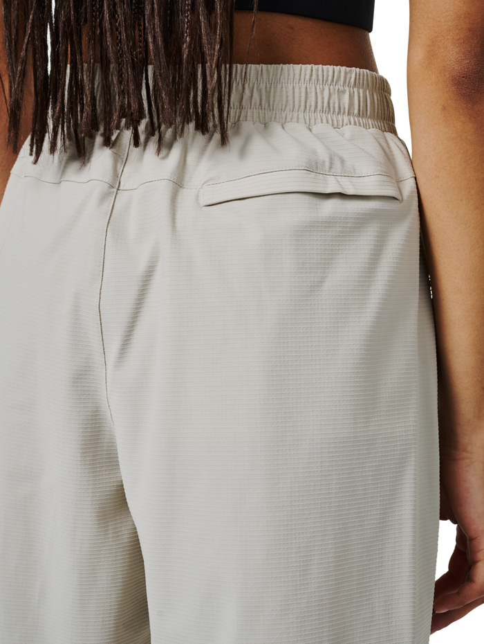 HALO APEX SHORTS, SILVER LINING, model