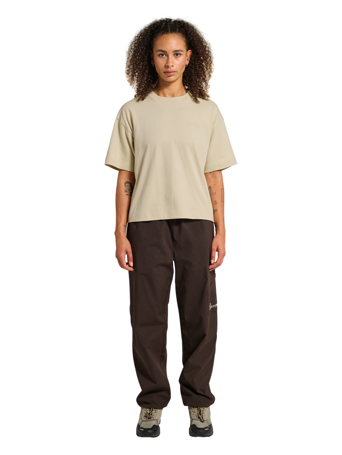 HALO WOMEN LOGO T-SHIRT, OYSTER GRAY, model