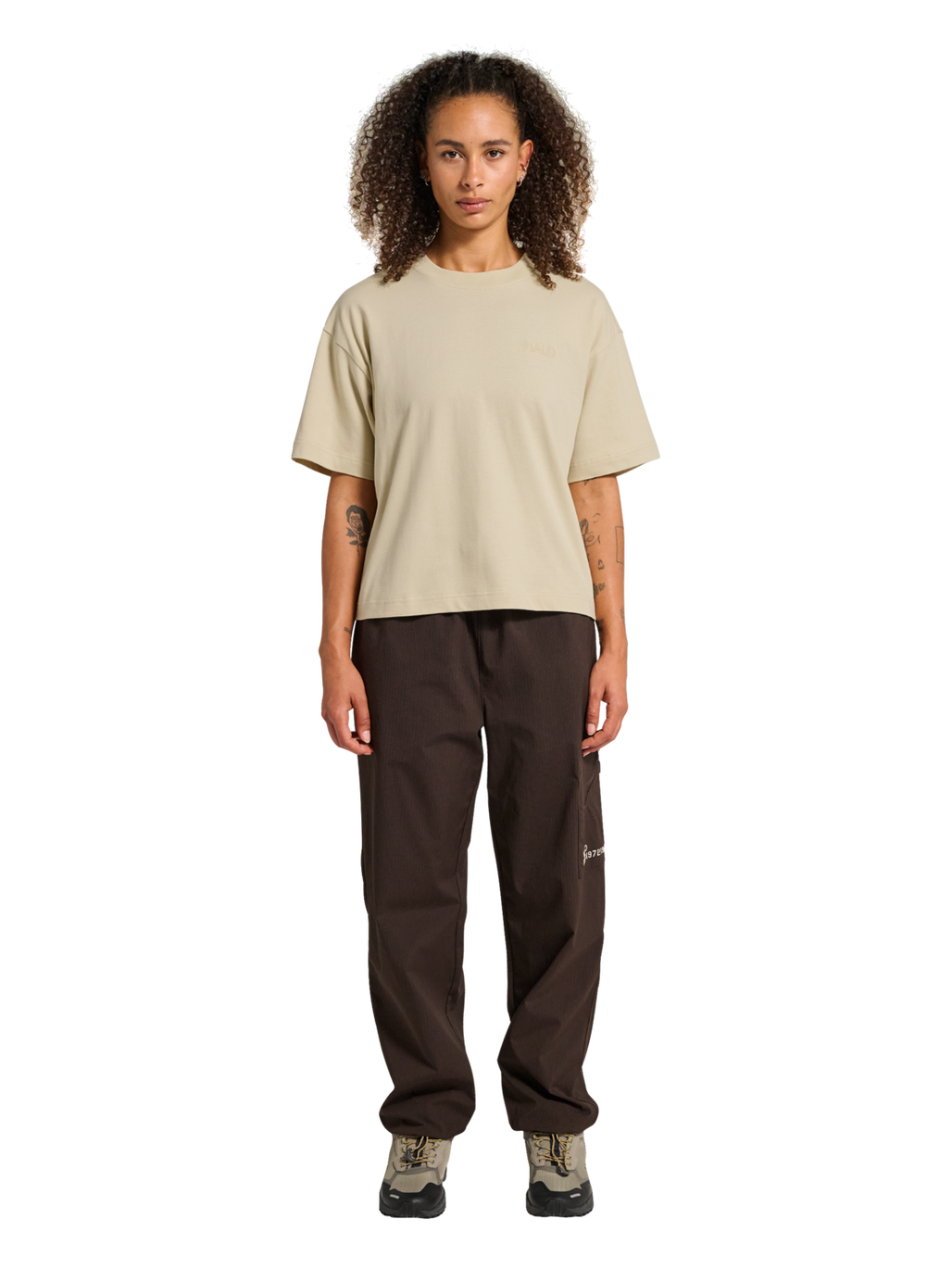HALO WOMEN LOGO T-SHIRT, OYSTER GRAY, model