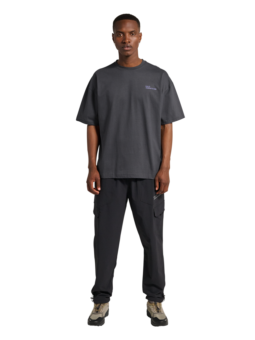 HALO GRAPHIC BOXY T-SHIRT, ASPHALT/NEON BLUE, model