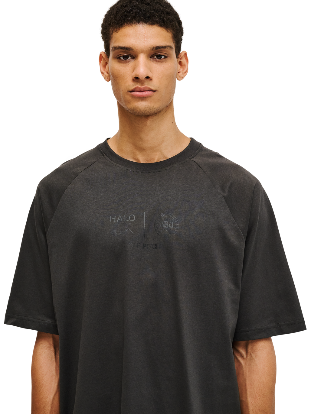 HALO DBU BOXY T-SHIRT, RAVEN, model
