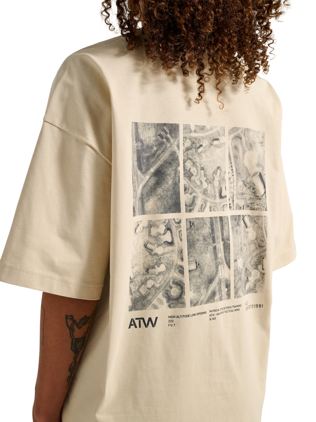 HALO GRAPHIC BOXY T-SHIRT, OYSTER GRAY/ASPHALT, model
