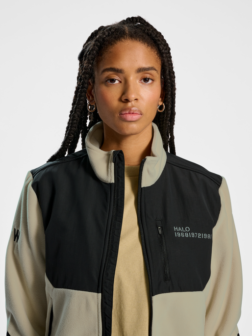 HALO BLOCKED ZIP FLEECE, GRAY GREEN, model