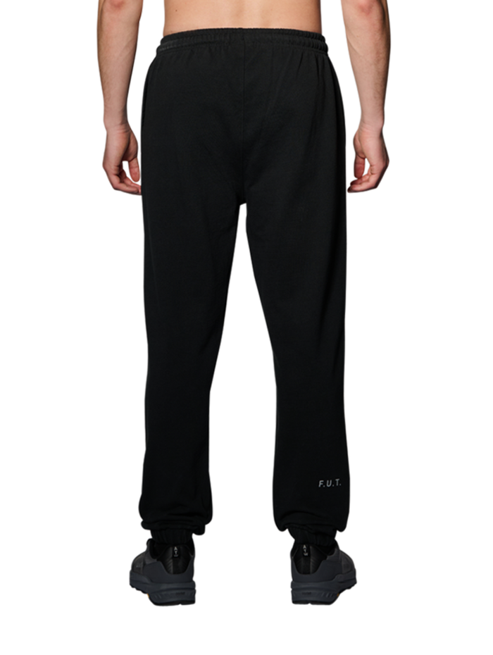 HALO ESSENTIAL SWEATPANTS, BLACK, model