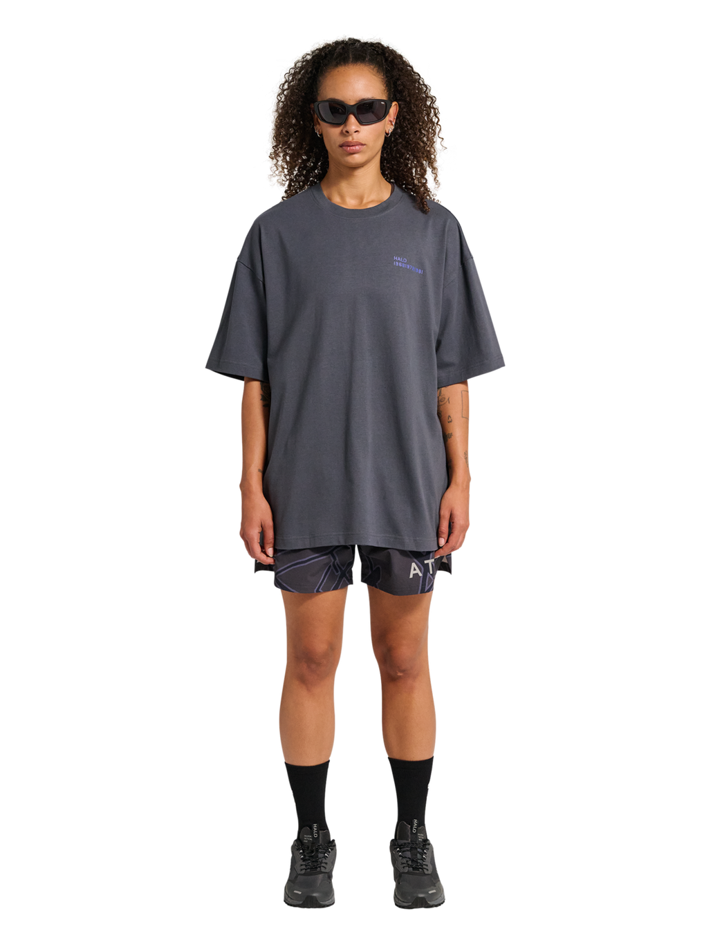 HALO GRAPHIC BOXY T-SHIRT, ASPHALT/NEON BLUE, model