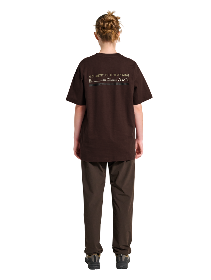 HALO GRAPHIC T-SHIRT, BITTER CHOCOLATE/BITTERCHOCOLA, model