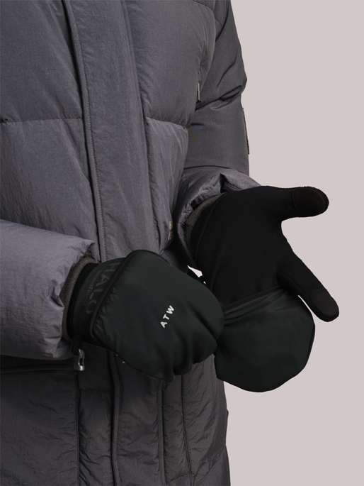 HALO FLEECE GLOVES, BLACK, model
