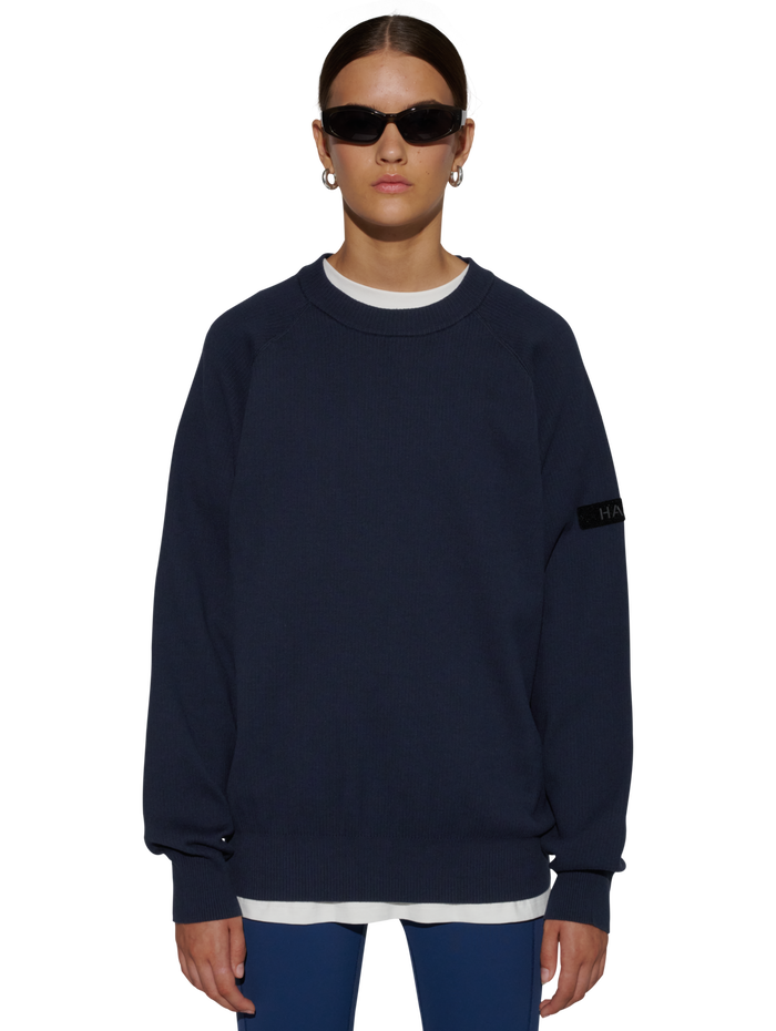 HALO INFANTRY CREWNECK, DARK SAPPHIRE, model