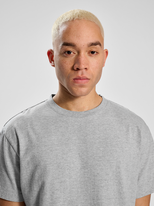 HALO HEAVY MELANGE T-SHIRT, GREY MELANGE, model