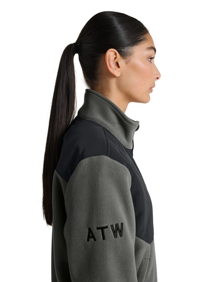 HALO BLOCKED ZIP FLEECE, GUNMETAL, model