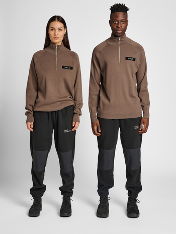 HALO FLEECE PANTS, BLACK, model