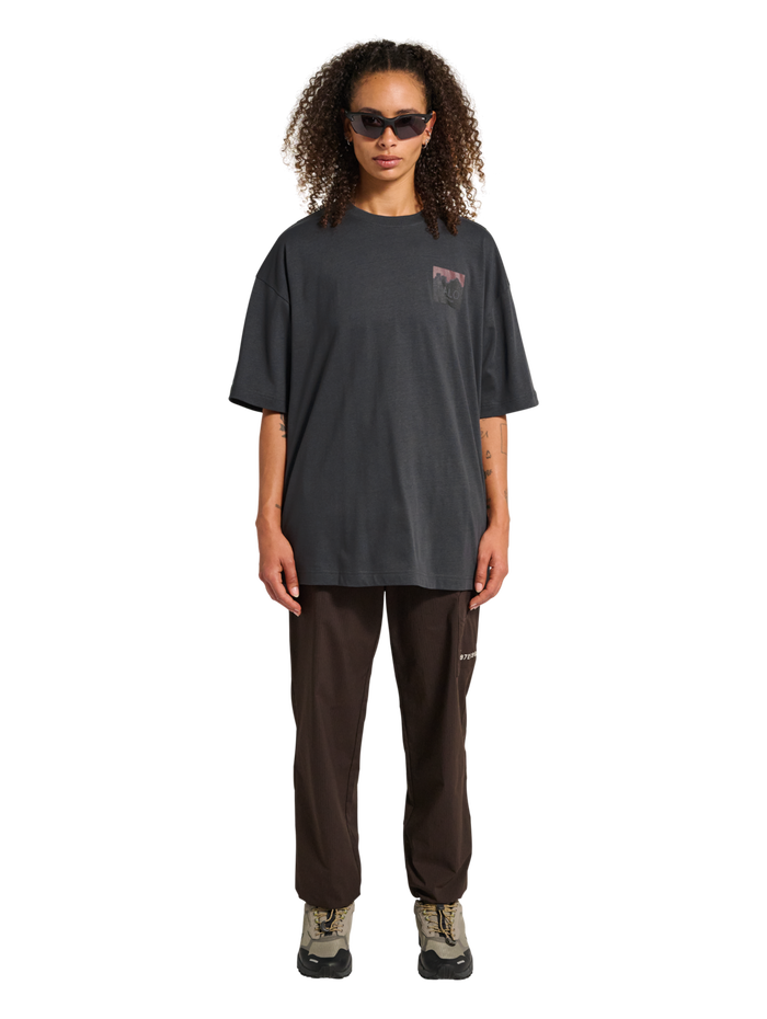 HALO GRAPHIC BOXY T-SHIRT, ASPHALT/ASPHALT, model