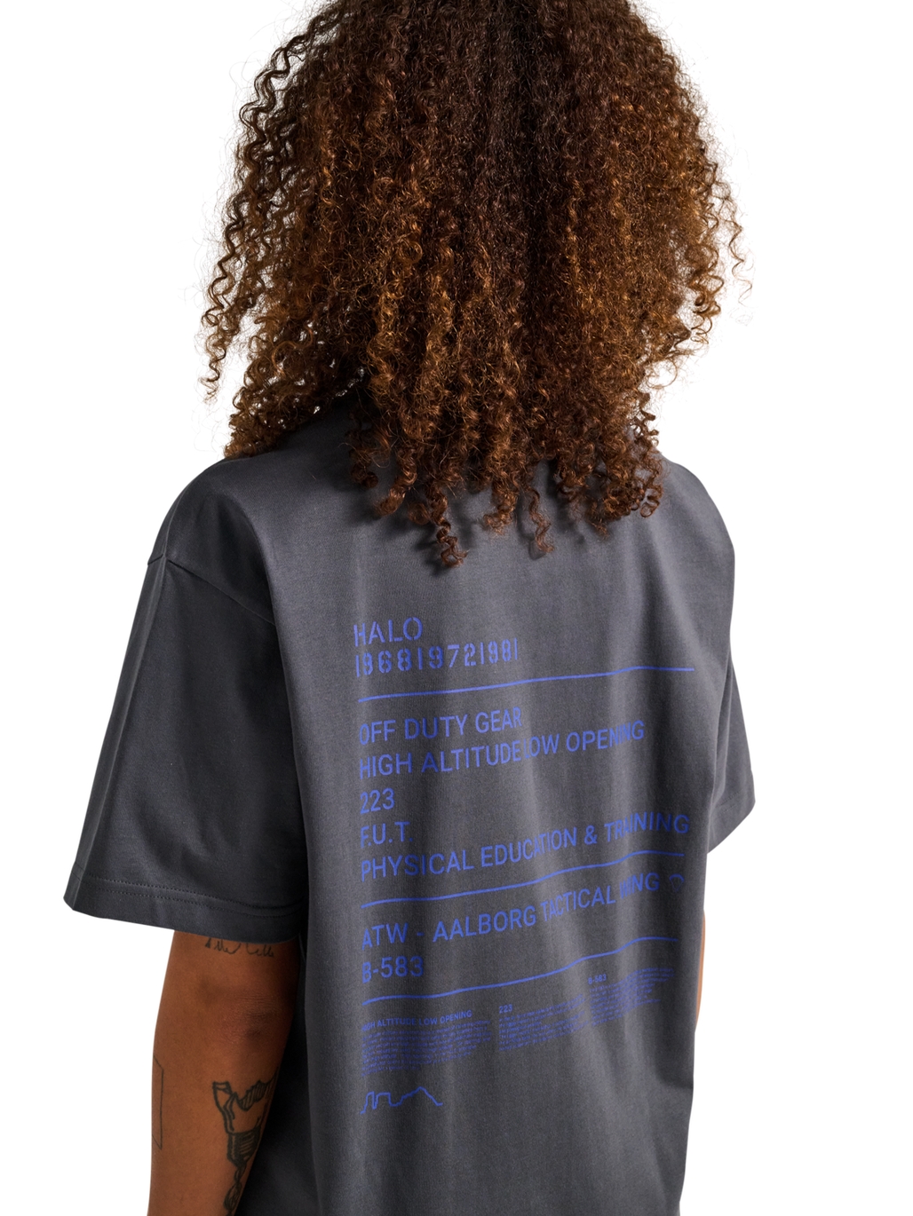 HALO GRAPHIC T-SHIRT, ASPHALT, model