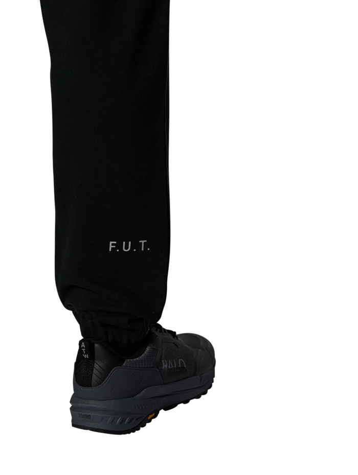 HALO ESSENTIAL SWEATPANTS, BLACK, model