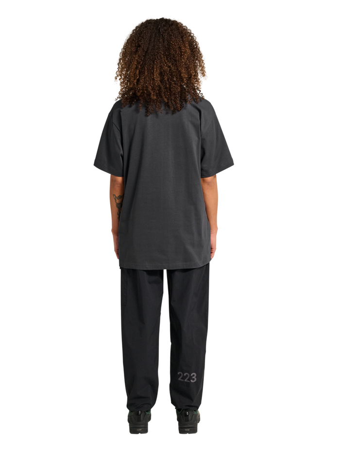 HALO LOGO T-SHIRT, ASPHALT, model