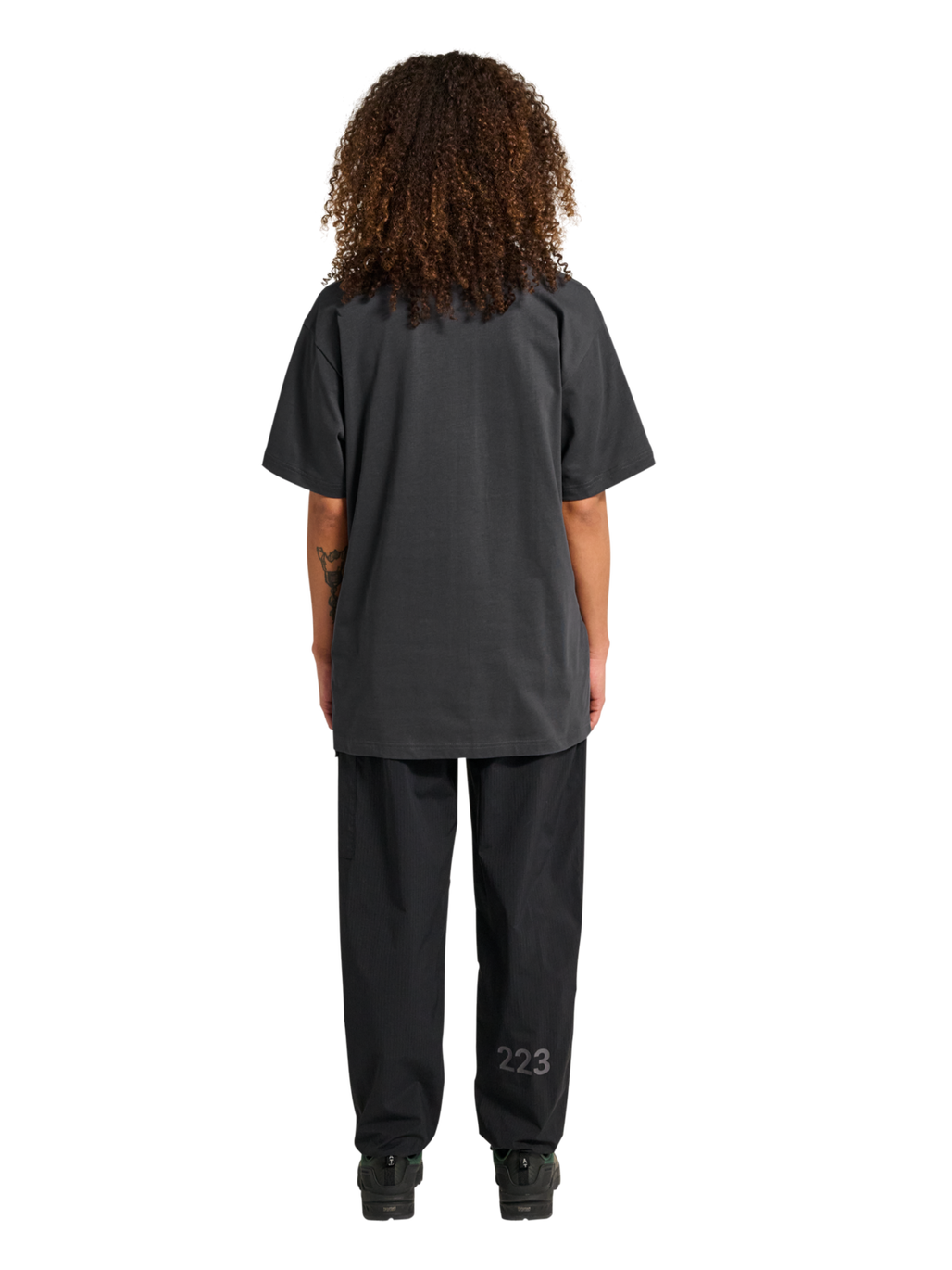 HALO LOGO T-SHIRT, ASPHALT, model