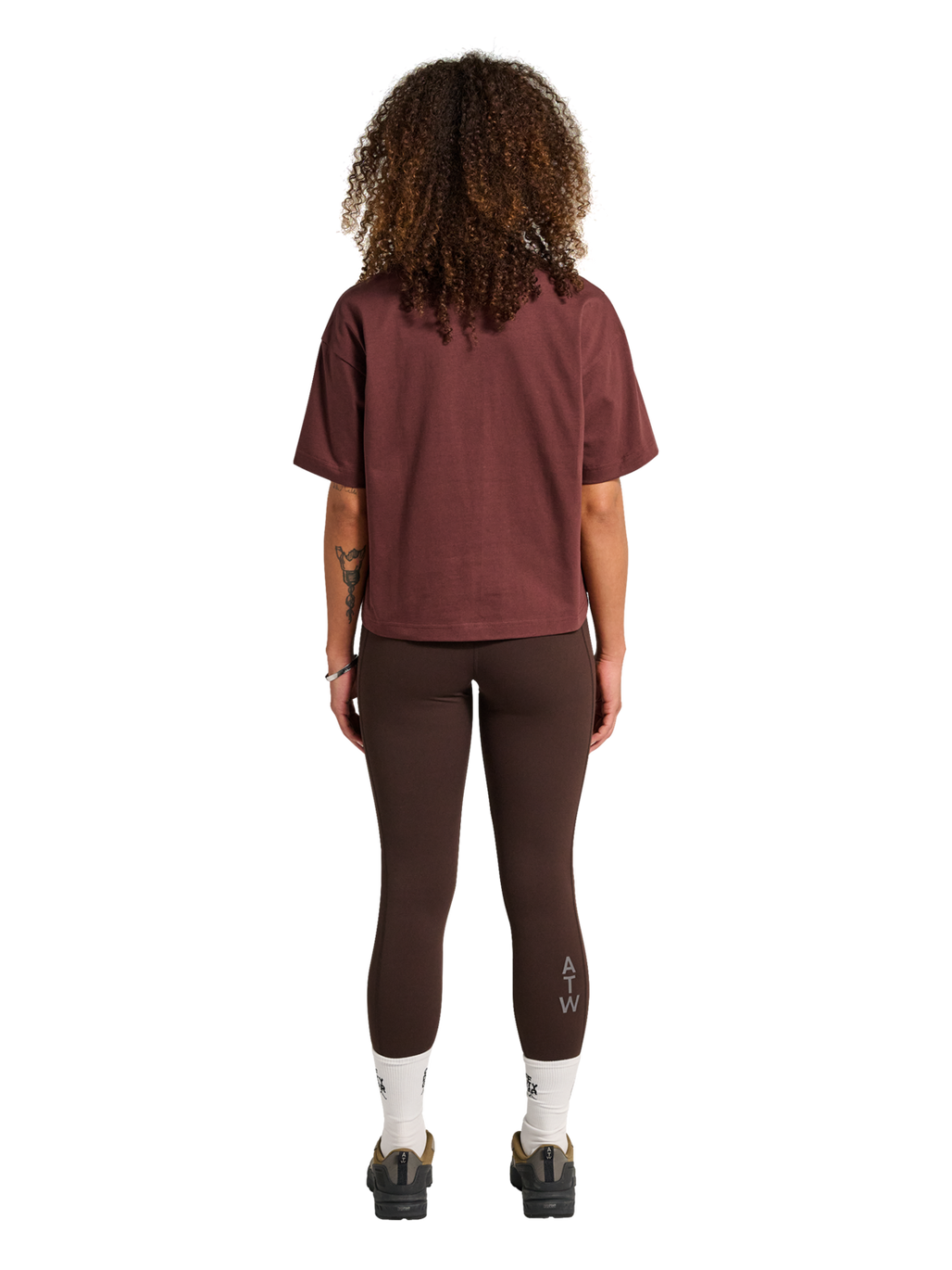 HALO WOMEN LOGO T-SHIRT, BITTER CHOCOLATE, model