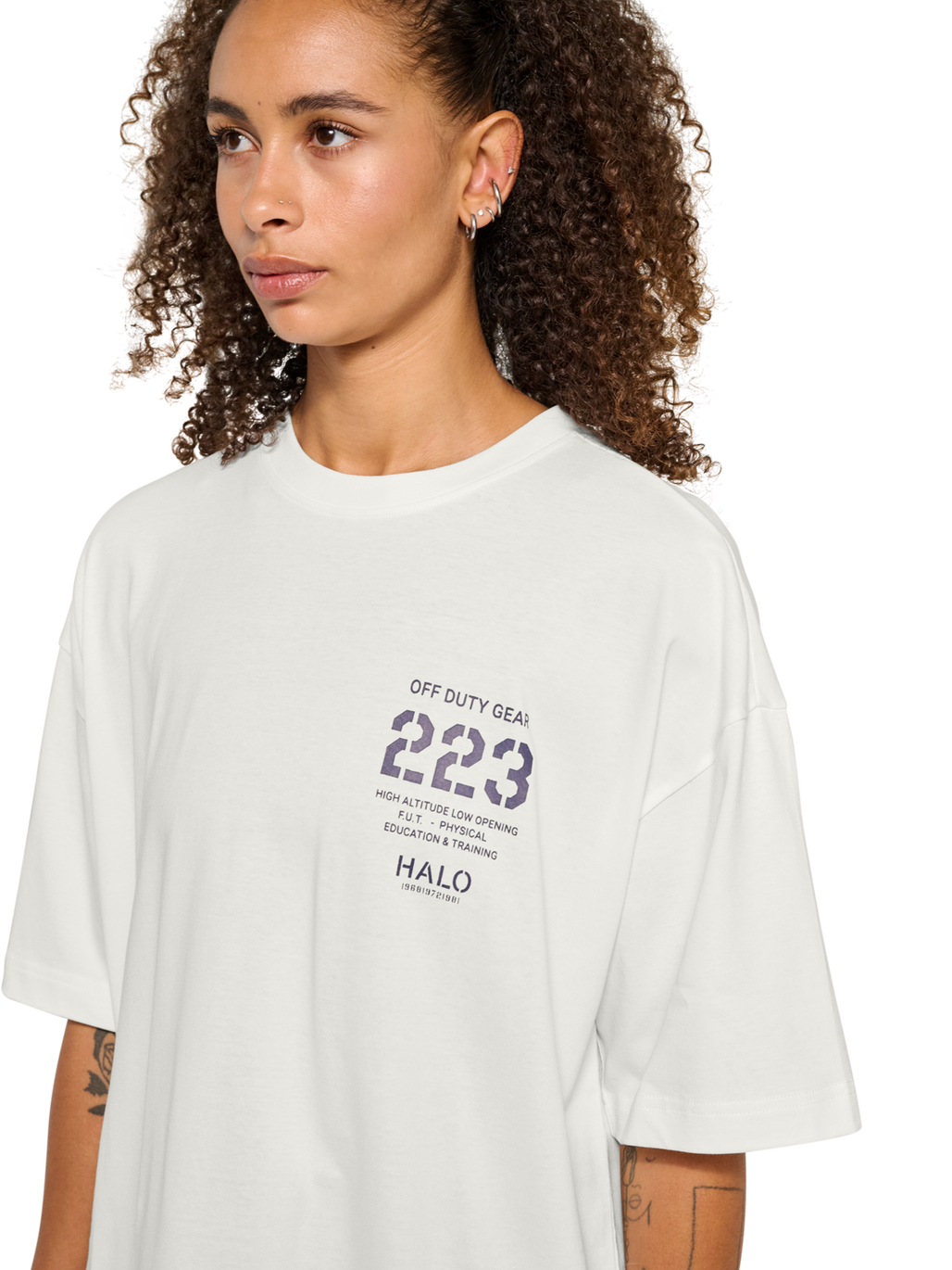 HALO GRAPHIC BOXY T-SHIRT, MARSHMALLOW/DEEP WELL, model