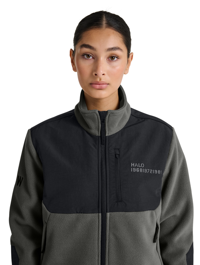 HALO BLOCKED ZIP FLEECE, GUNMETAL, model