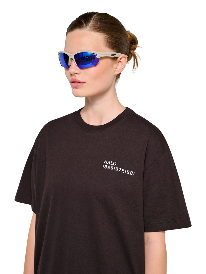 HALO ESSENTIAL T-SHIRT, CHOCOLATE TORTE, model